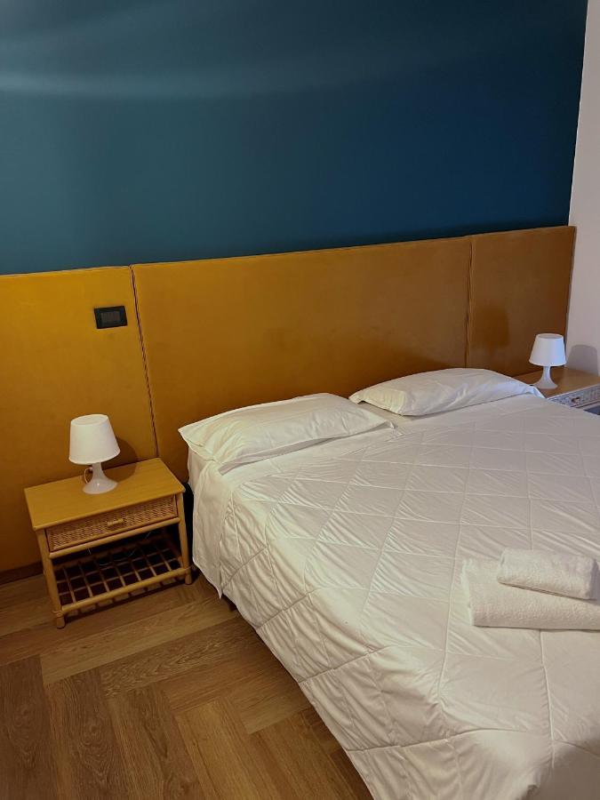 Front Lake Apartment Bardolino Bagian luar foto