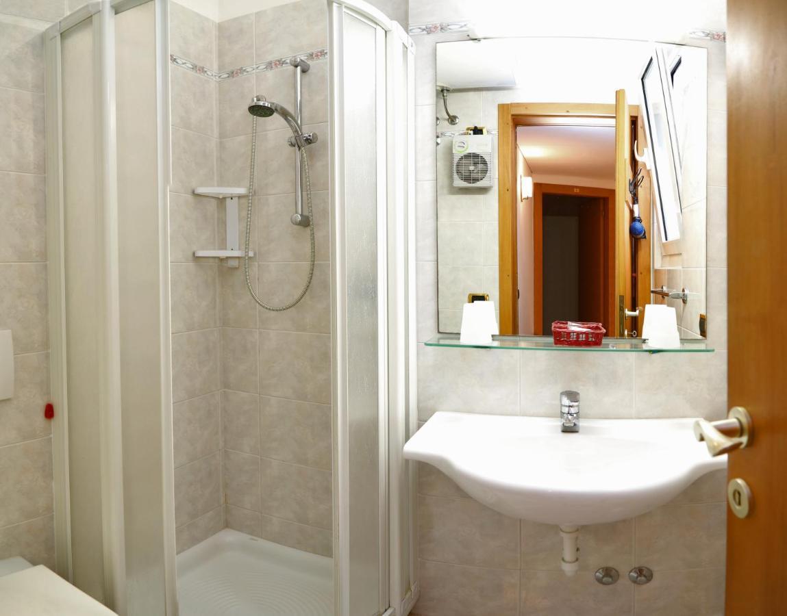 Front Lake Apartment Bardolino Bagian luar foto