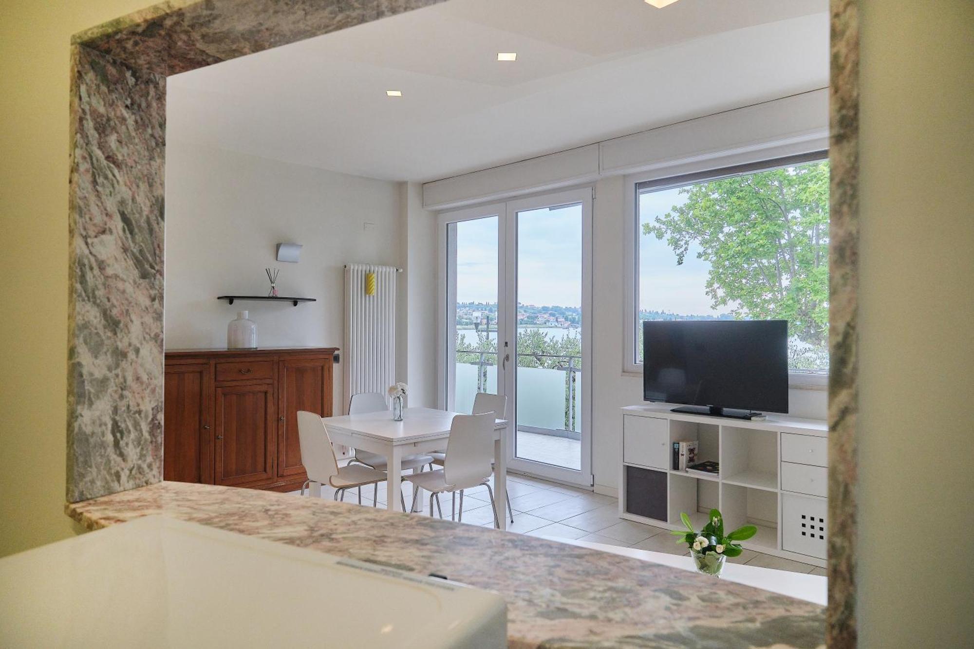 Front Lake Apartment Bardolino Bagian luar foto