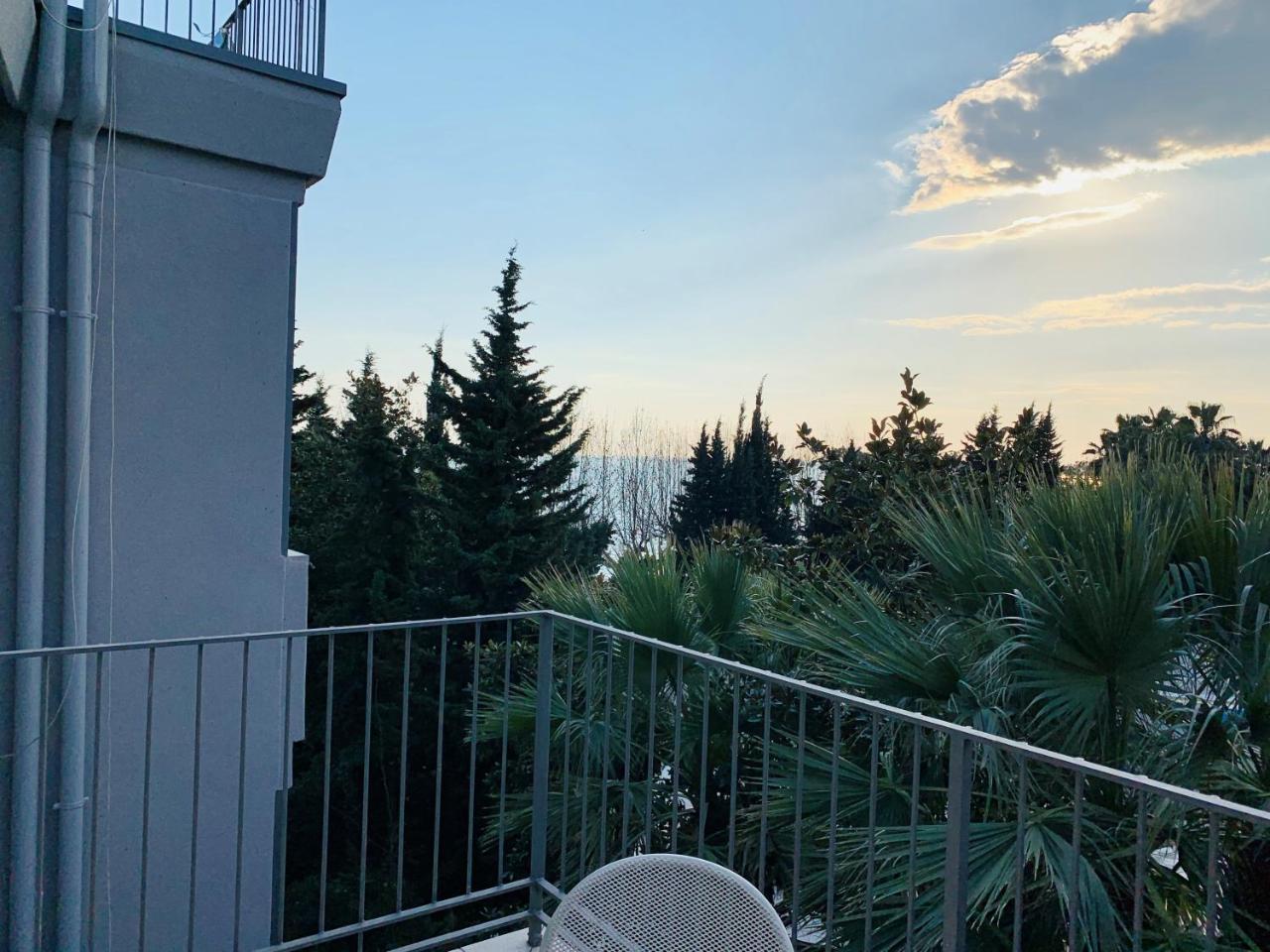 Front Lake Apartment Bardolino Bagian luar foto